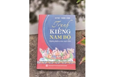Bìa cuốn sách “Tranh kiếng Nam Bộ-Nghệ phẩm của mọi nhà” của tác giả Huỳnh Thanh Bình. (Ảnh QUỲNH MY)