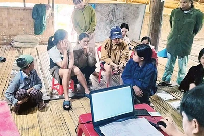 Tổ công tác lưu động xã Đăk Kôi hỗ trợ người dân làm thủ tục hành chính.