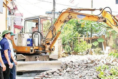 Lực lượng chức năng xã Mỹ Đức cưỡng chế công trình vi phạm trên địa bàn. (Ảnh BIÊN PHẠM)