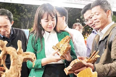 Các sản phẩm OCOP thủ công mỹ nghệ ở thành phố Đà Nẵng được chú ý tại các hội chợ.