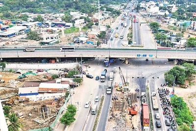 Thi công nút giao thông Mỹ Thủy - một trong những công trình giao thông trọng điểm của Thành phố Hồ Chí Minh. (Ảnh THẾ ANH)