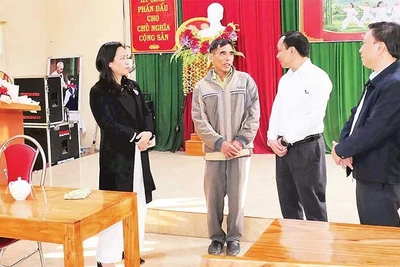 Lãnh đạo xã Xuân Vân kiểm tra cơ sở vật chất tại các điểm bầu cử trên địa bàn xã.