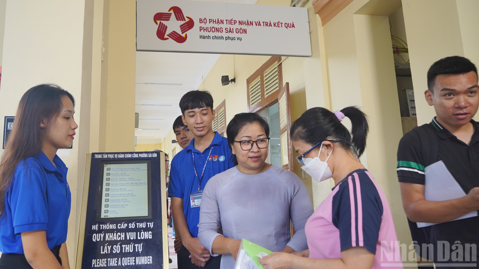 Ngay từ sáng sớm, đông đảo người dân đã có mặt tại phường Sài Gòn lấy số tự động. Người dân được hướng dẫn đến đúng khu vực giải quyết thủ tục hành chính. ndo_br_02.jpg