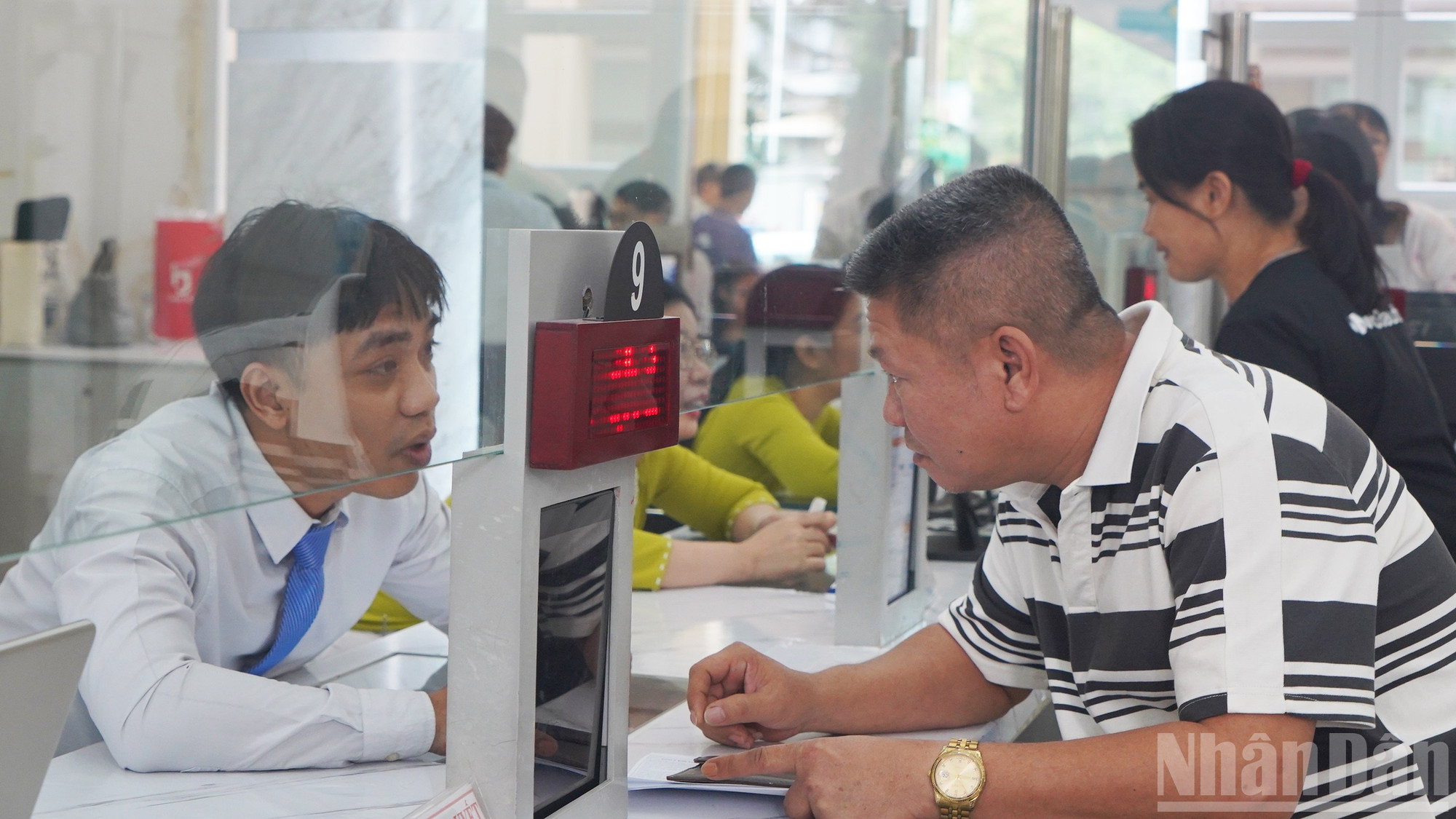 Cán bộ phường Sài Gòn quyết tâm hoàn thành tốt nhiệm vụ được giao để phục vụ người dân tốt hơn. ndo_br_05.jpg