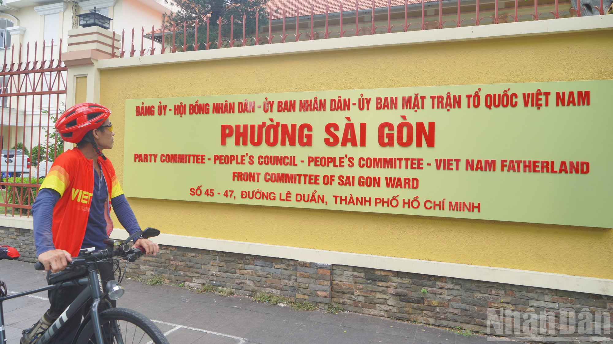 Người dân theo dõi lễ công bố các nghị quyết, quyết định của Trung ương và địa phương về sáp nhập đơn vị hành chính Thành phố Hồ Chí Minh mới qua màn hình và thông qua các nền tảng số... ndo_br_09.jpg