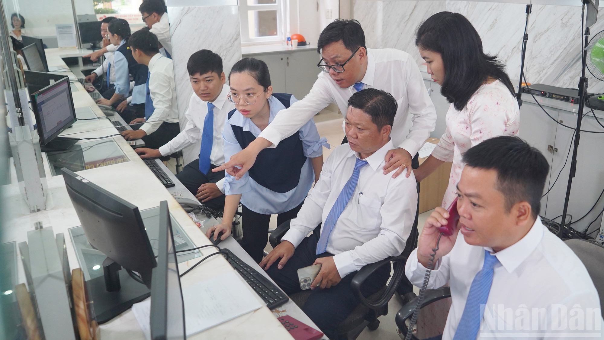 Các chuyên viên luôn luôn hỗ trợ lẫn nhau các thủ tục, từ nhận hồ sơ đến vào quầy giải quyết đều diễn ra nhanh chóng. ndo_br_07.jpg