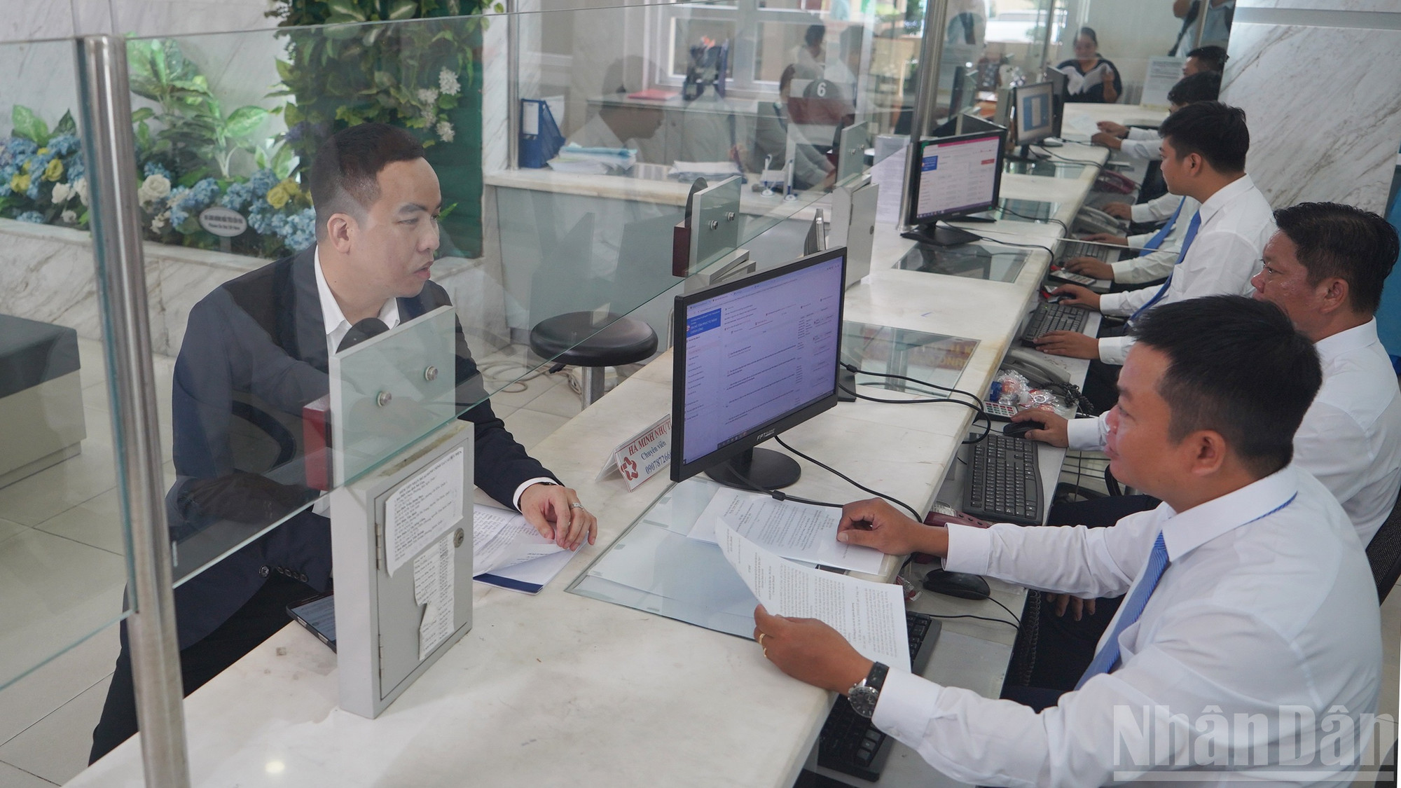 Theo ghi nhận của phóng viên, trong ngày đầu, việc tiếp nhận và xử lý hồ sơ diễn ra thuận lợi ngay khi vận hành. ndo_br_04.jpg