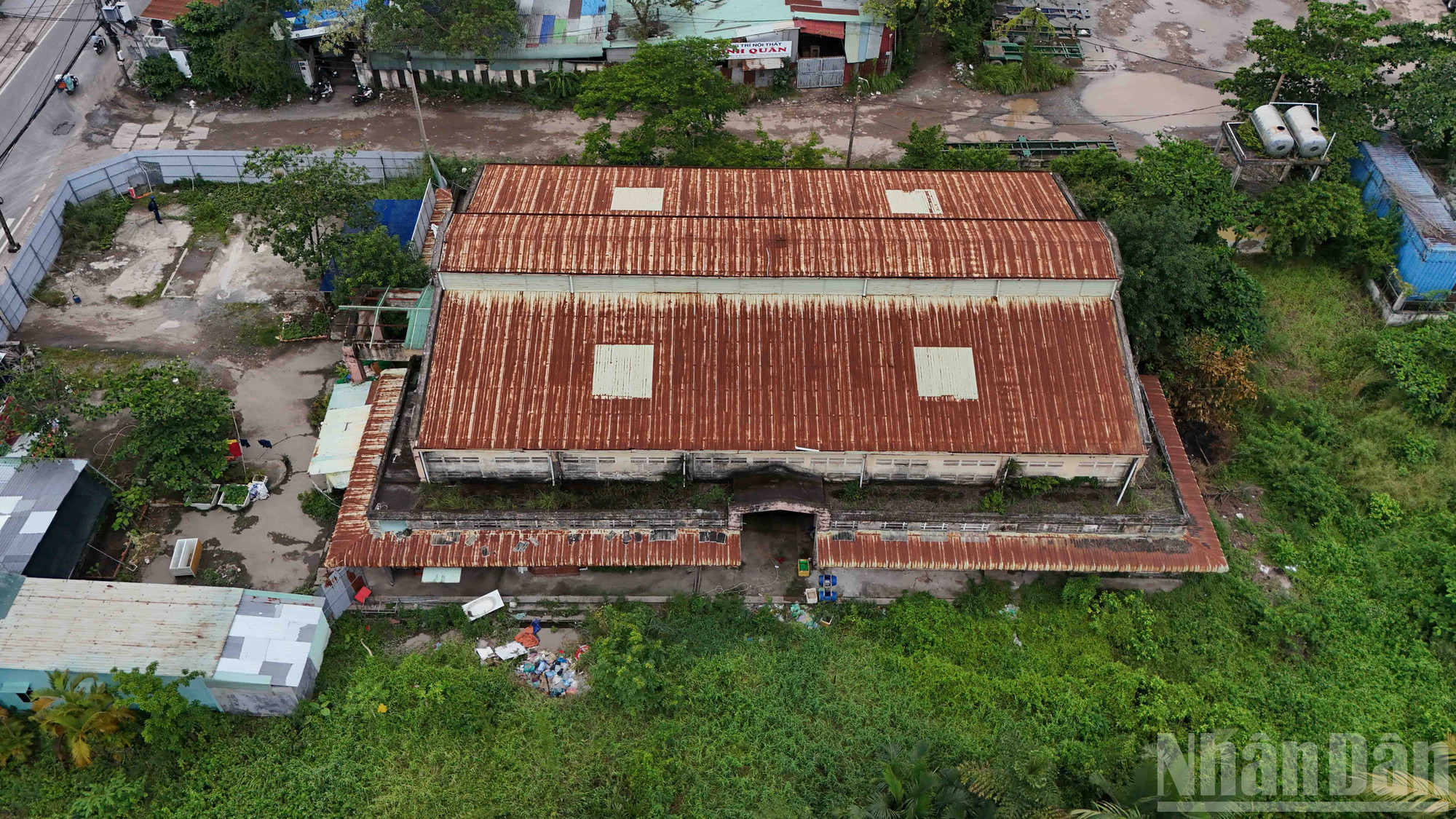 Chợ Phú Hữu, phường Long Trường, Thành phố Hồ Chí Minh được khởi công xây dựng vào năm 2004 với kinh phí 1,2 tỷ đồng. Công trình này nằm trên khu đất rộng hơn 2.000m², được thiết kế với quy mô 164 sạp và ki-ốt. ndo_br_3.jpg