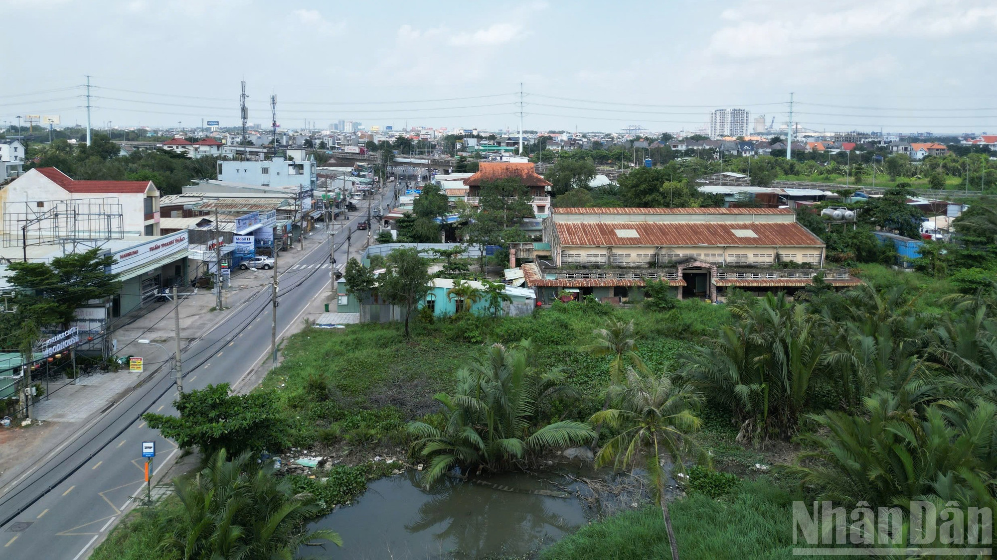 Với mục tiêu ban đầu là tạo ra một không gian mua bán khang trang, văn minh, góp phần từng bước thay thế các chợ tự phát, đặc biệt là giải quyết tình trạng lấn chiếm lòng lề đường tại trục đường Nguyễn Duy Trinh. ndo_br_19.jpg