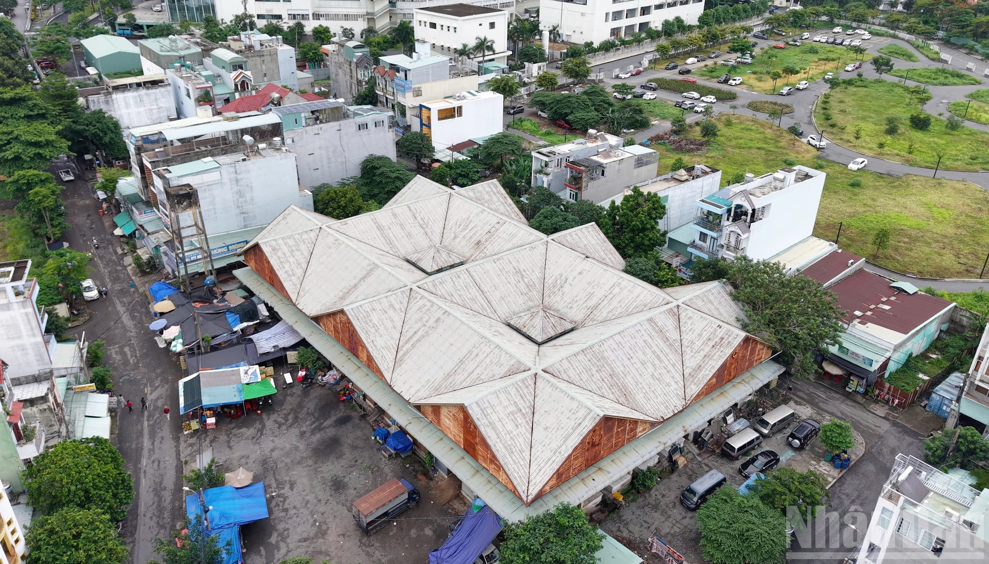 Không riêng gì chợ Phú Hữu, chợ Tân Phú, phường Long Trường, Thành phố Hồ Chí Minh nằm đó không xa cũng bị bỏ hoang hàng thập kỷ khiến quang cảnh khu vực này trở nên hoang tàn. ndo_br_20.jpg