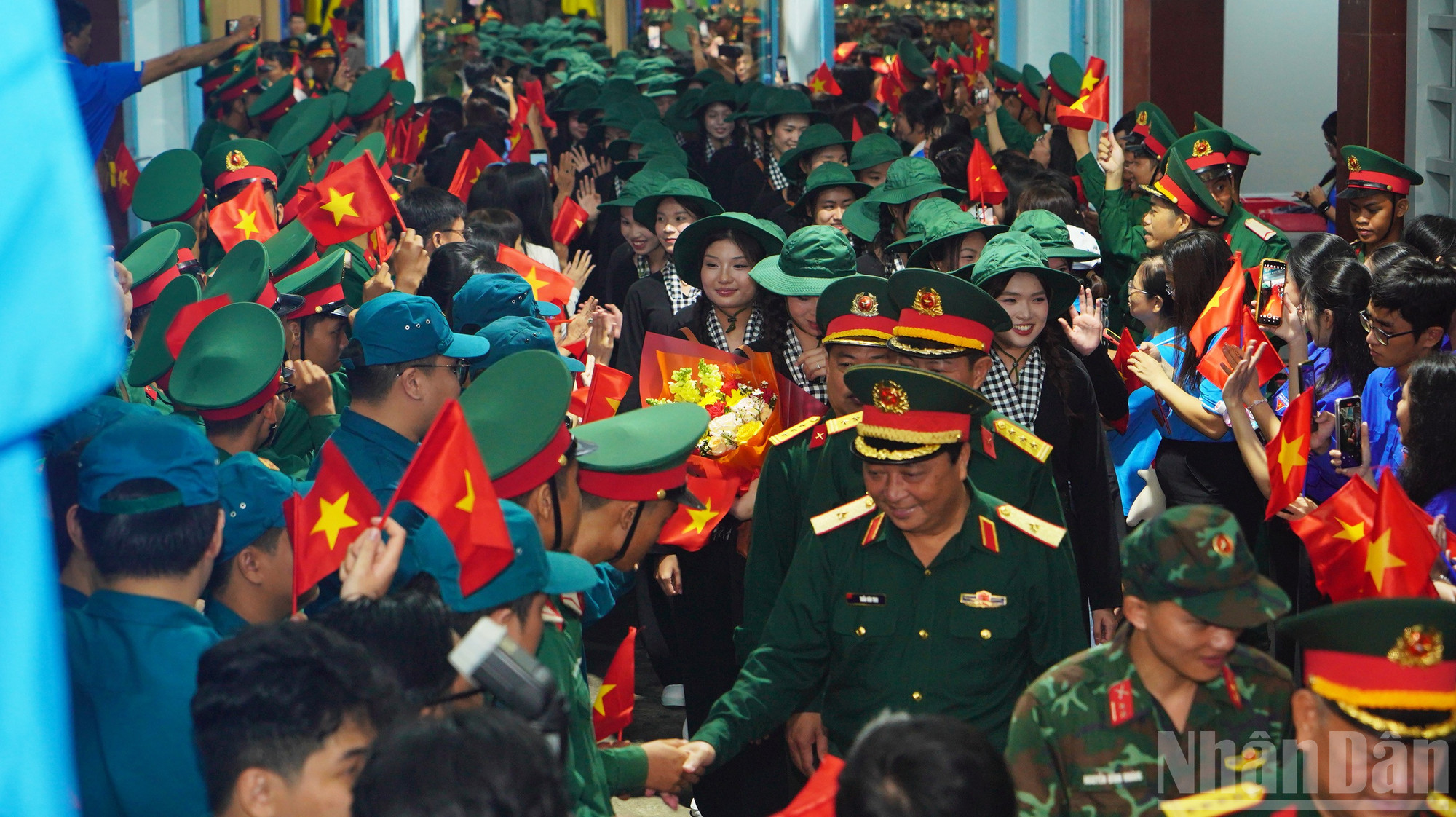 Tối 4/6, tại Ga Sài Gòn, Quận 3, Thành phố Hồ Chí Minh, Bộ Tư lệnh Quân khu 7 tổ chức lễ tiễn đoàn cán bộ, chiến sĩ lên đường ra Hà Nội tham gia nhiệm vụ diễu binh, diễu hành A80.