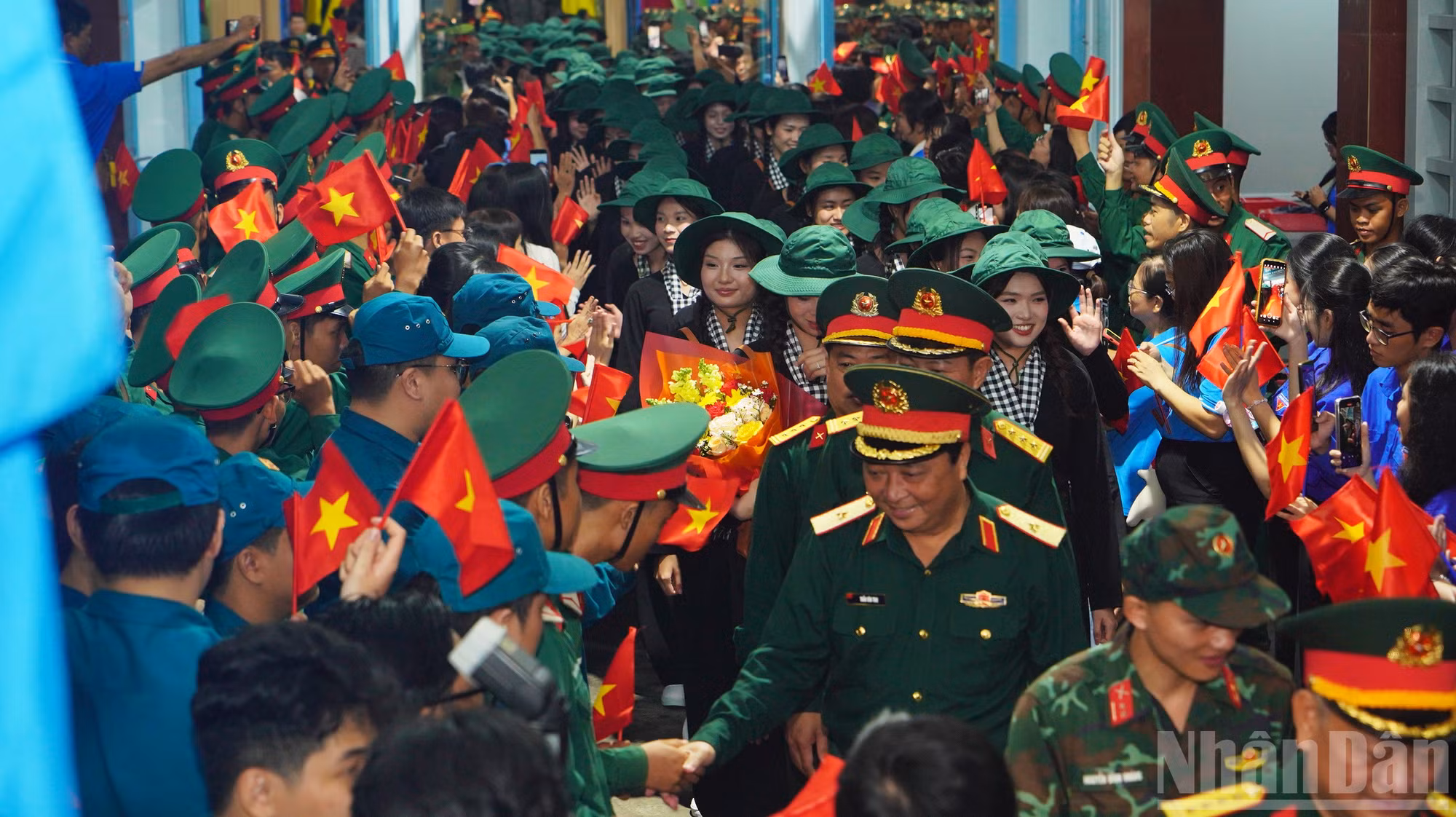 Tối 4/6, tại Ga Sài Gòn, Quận 3, Thành phố Hồ Chí Minh, Bộ Tư lệnh Quân khu 7 tổ chức lễ tiễn đoàn cán bộ, chiến sĩ lên đường ra Hà Nội tham gia nhiệm vụ diễu binh, diễu hành A80.