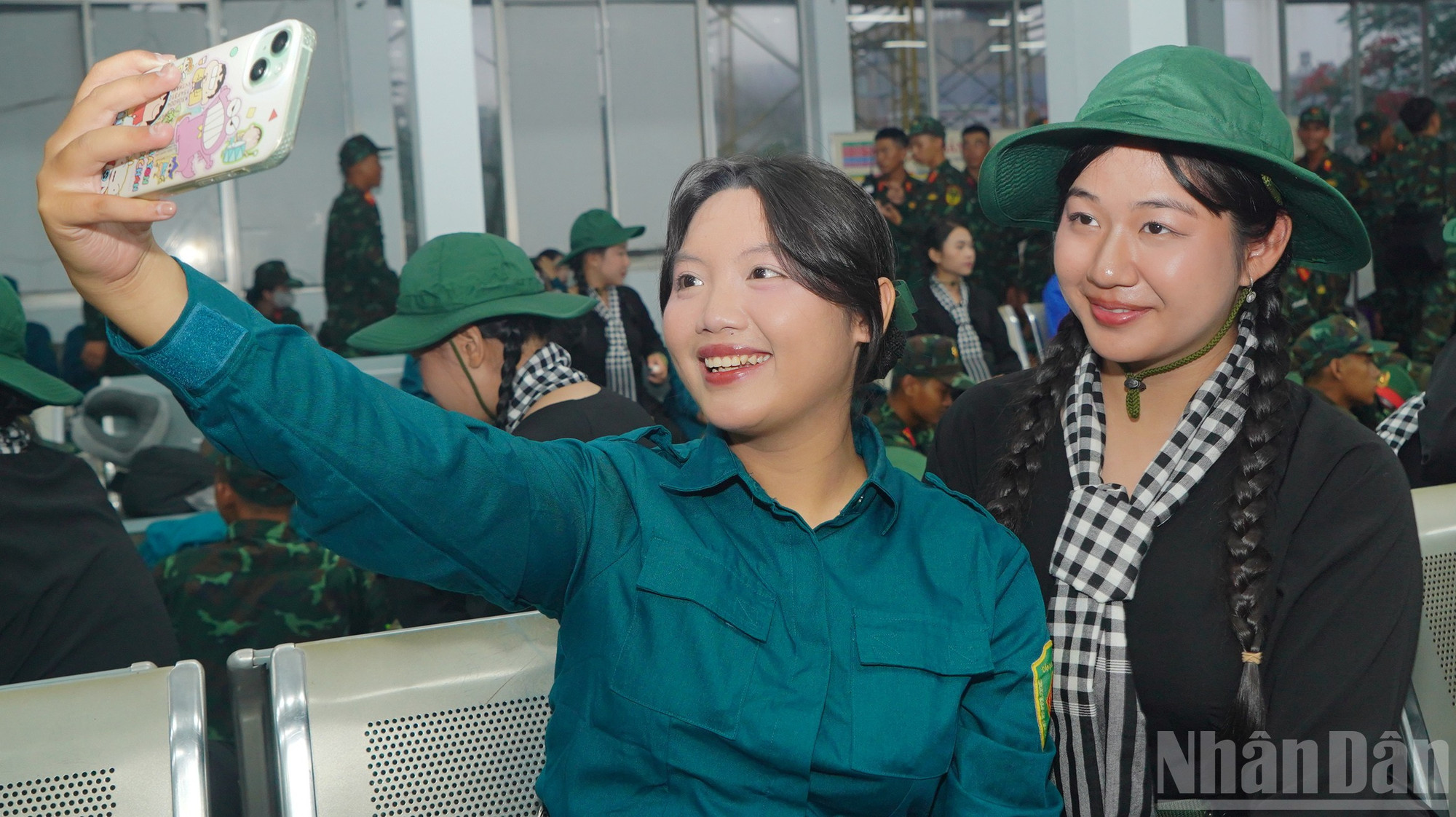 Giữa khung cảnh rộn ràng nhưng trang nghiêm tại sân ga, nhiều người thân, đồng đội và người dân đã đến tiễn các chiến sĩ lên đường, tạo nên hình ảnh xúc động, đậm chất quân dân gắn bó. ndo_br_21.jpg
