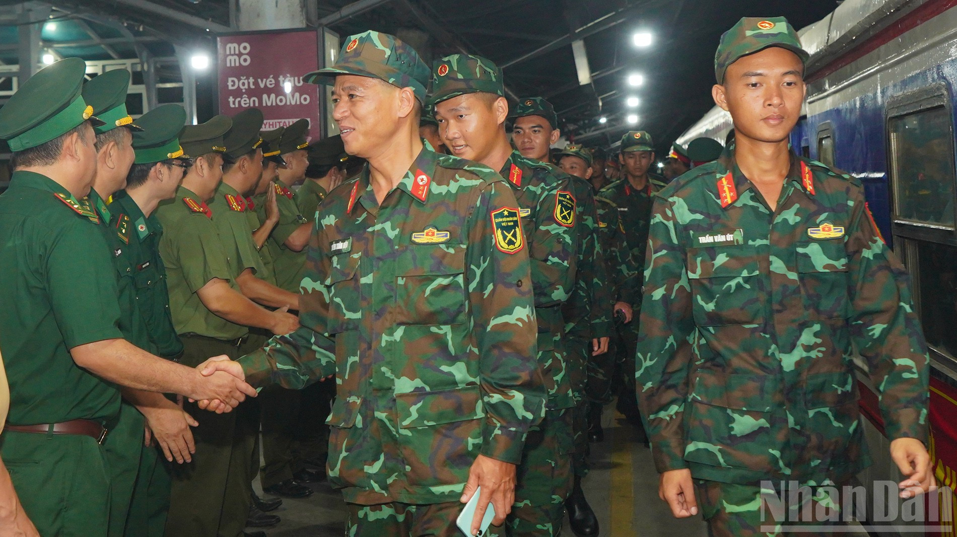 Các chiến sĩ và cán bộ bắt đầu tiến vào khu vực nhà ga trong vòng tay bịn rịn của người thân và sự tiễn đưa đầy xúc động của nhân dân. Những cái ôm thật chặt, những lời chúc sức khỏe, những ánh mắt lưu luyến nối dài theo bước chân của từng đoàn quân khiến không khí tại ga Sài Gòn trở nên lắng đọng. ndo_br_12.jpg