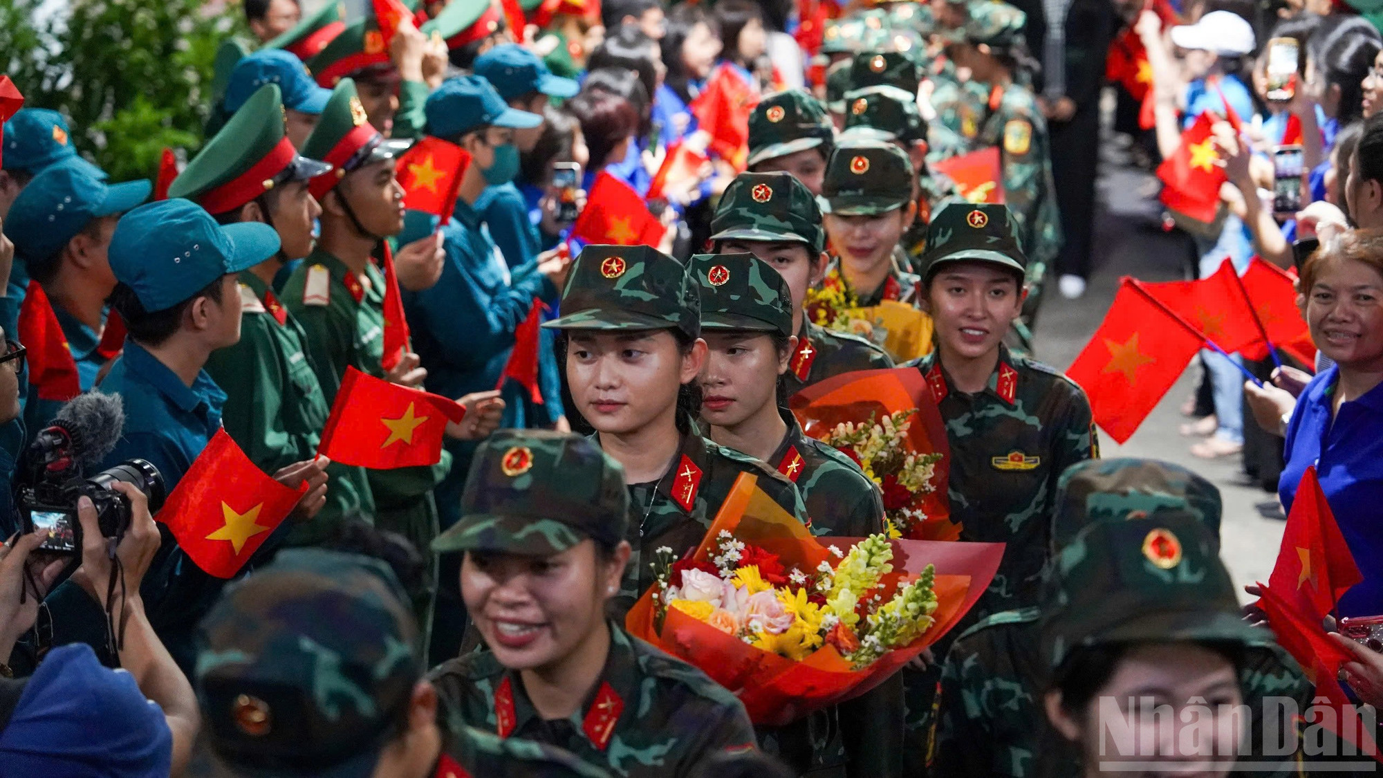 Những ánh mắt rưng rưng… tất cả tạo nên một khung cảnh vừa đẹp, vừa thiêng liêng trong thời khắc tiễn chân người lính ra đi mang theo niềm tự hào và trách nhiệm. ndo_br_25.jpg