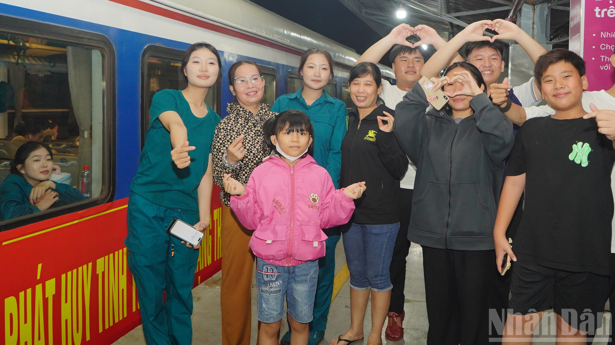 Những lời chúc sức khỏe, những ánh mắt lưu luyến nối dài theo bước chân của từng đoàn quân khiến không khí tại ga Sài Gòn trở nên lắng đọng. ndo_br_14.jpg