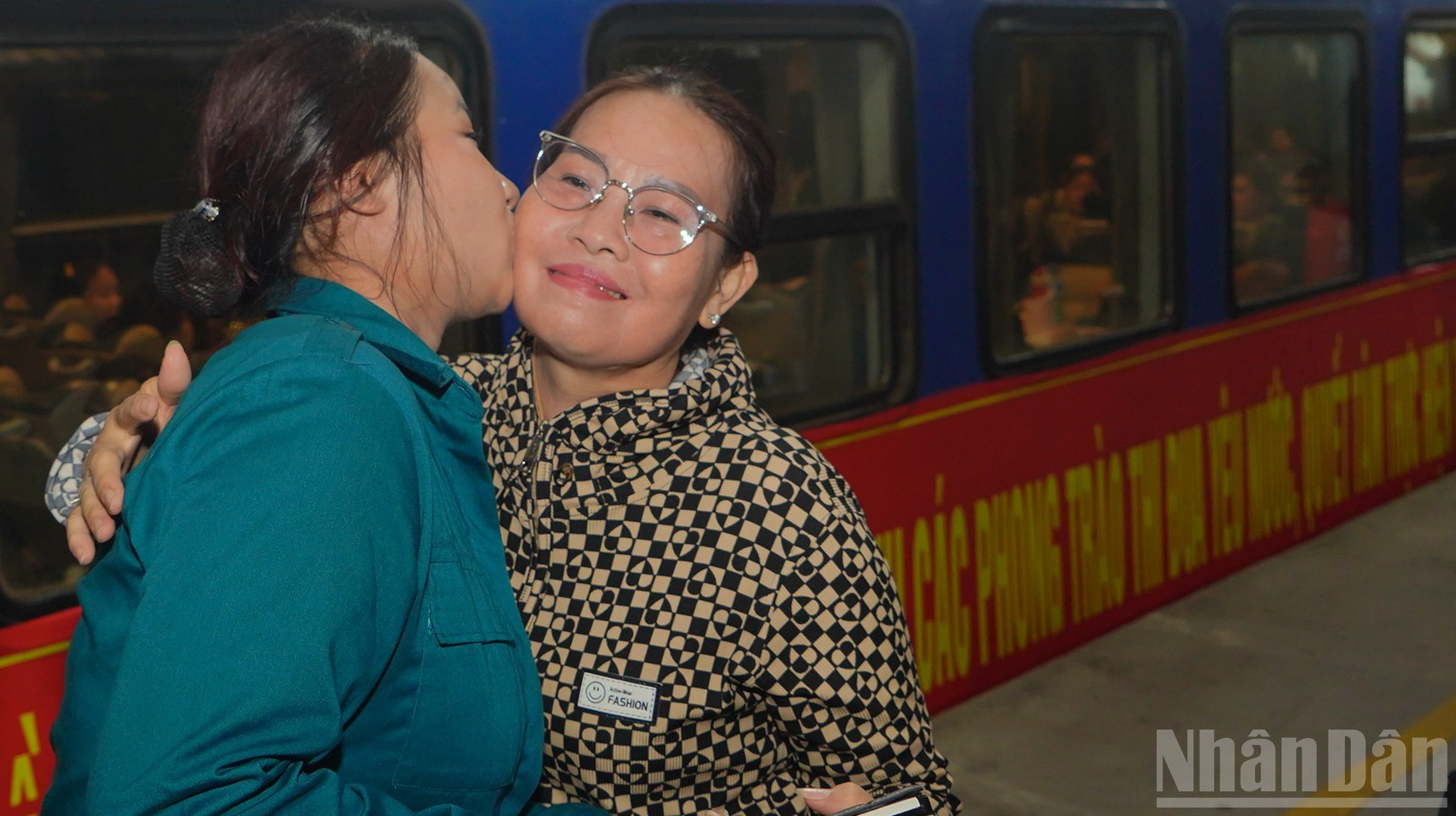 Đồng đội và người dân đã đến tiễn các chiến sĩ lên đường, tạo nên hình ảnh xúc động, đậm chất quân dân gắn bó. ndo_br_9.jpg