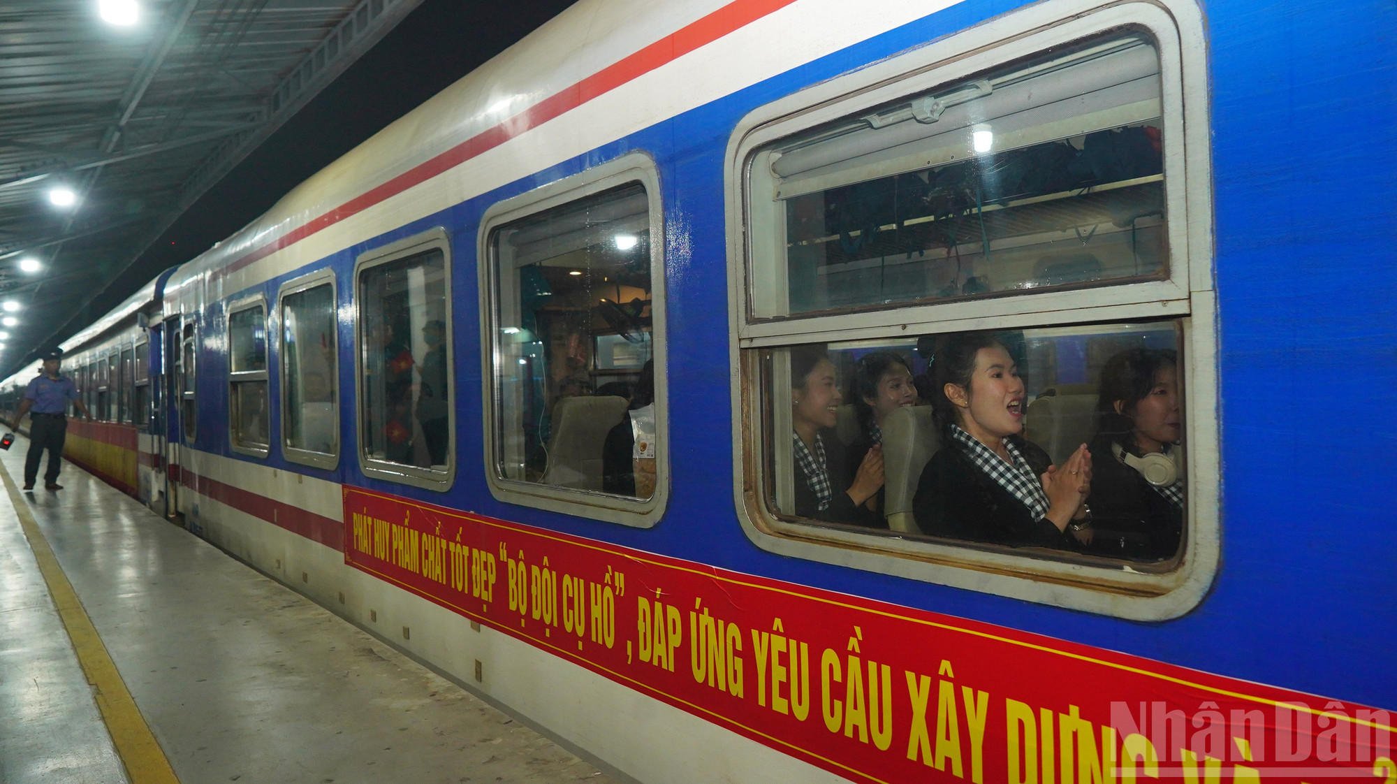 Đúng 19 giờ 40 phút, đoàn cán bộ, chiến sĩ chính thức lên tàu, khởi hành ra Hà Nội trong sự tiễn đưa trang trọng của các đại biểu và người thân. Dự kiến, đoàn sẽ đến Ga Hà Nội lúc 12 giờ 30 phút ngày 6/6. ndo_br_17.jpg