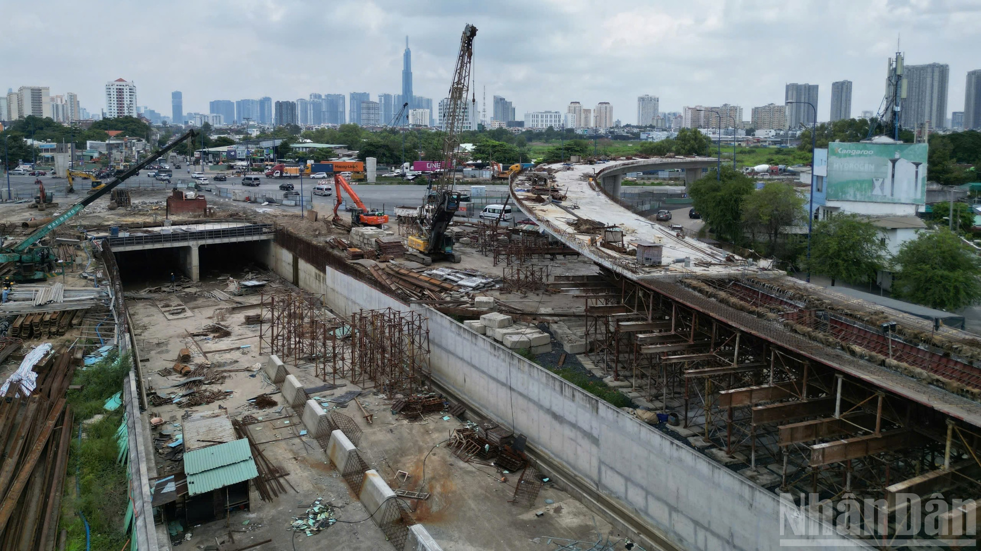 ホーチミン市交通建設投資プロジェクト管理委員会(交通委員会)が設定した新たなマイルストーンによると、N2高架橋は2025年12月31日までに、HC1-02地下道は2026年4月30日までに、N3とN4高架橋は2026年6月30日までに完成する予定です。アンフー交差点プロジェクト全体は、当初の計画に比べて約12か月遅れて、2026年12月31日までに完成する予定です。 ndo_br_07.jpg