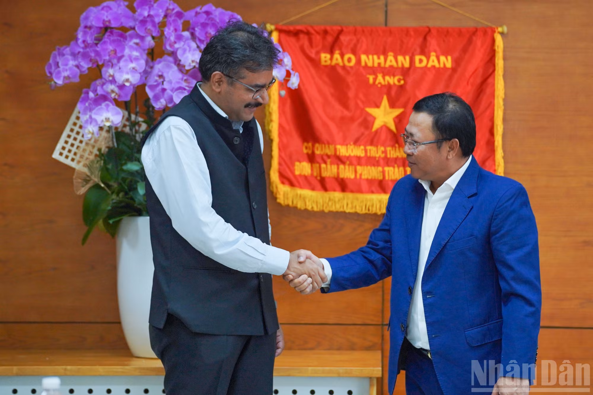 ndo_br_bat-tay-ngoai-giao-doan-2jpg.jpg