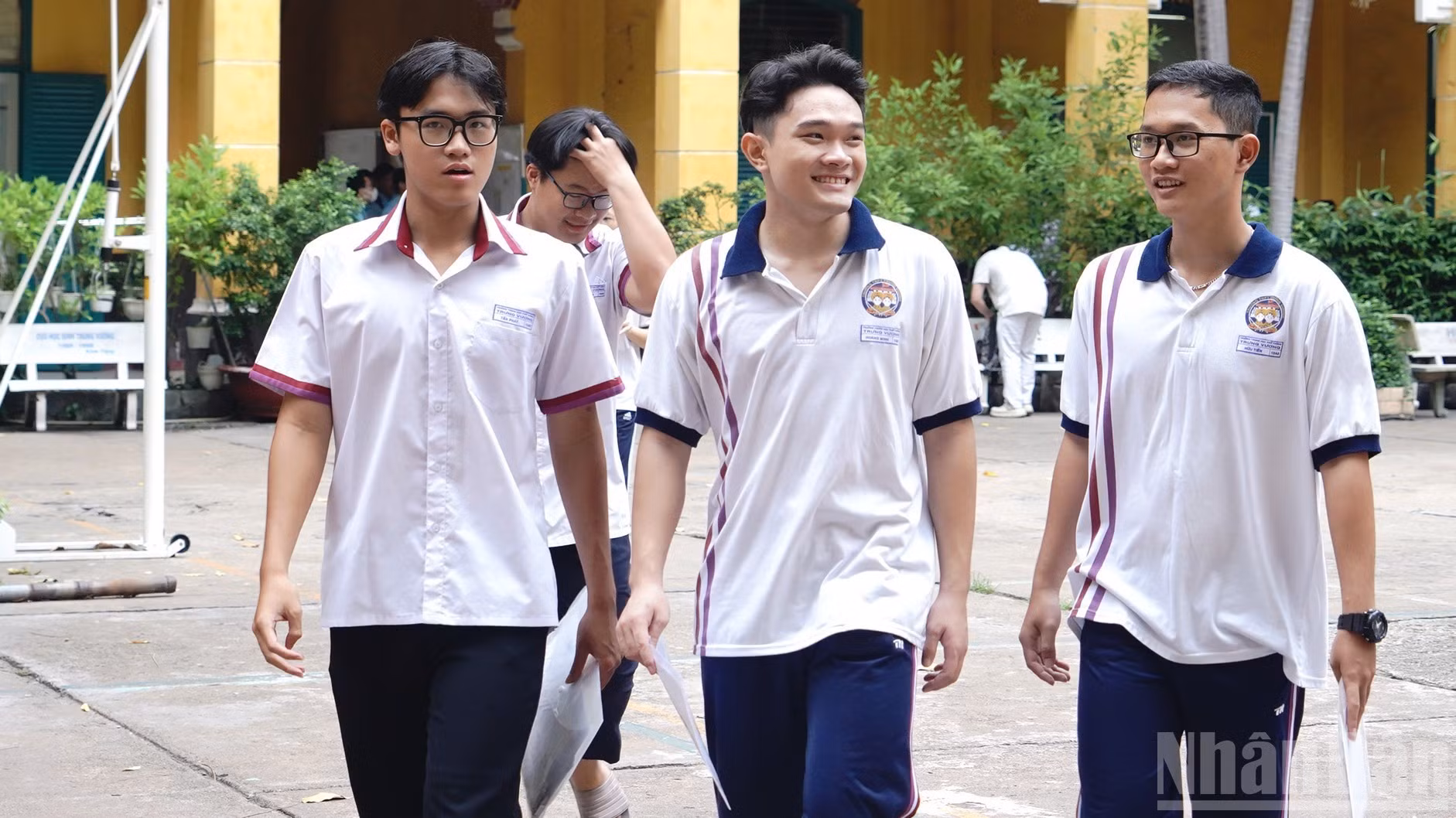 Chiều 25/6, đông đảo thí sinh đến điểm thi Trường trung học phổ thông Trưng Vương, Quận 1 để làm thủ tục dự thi.