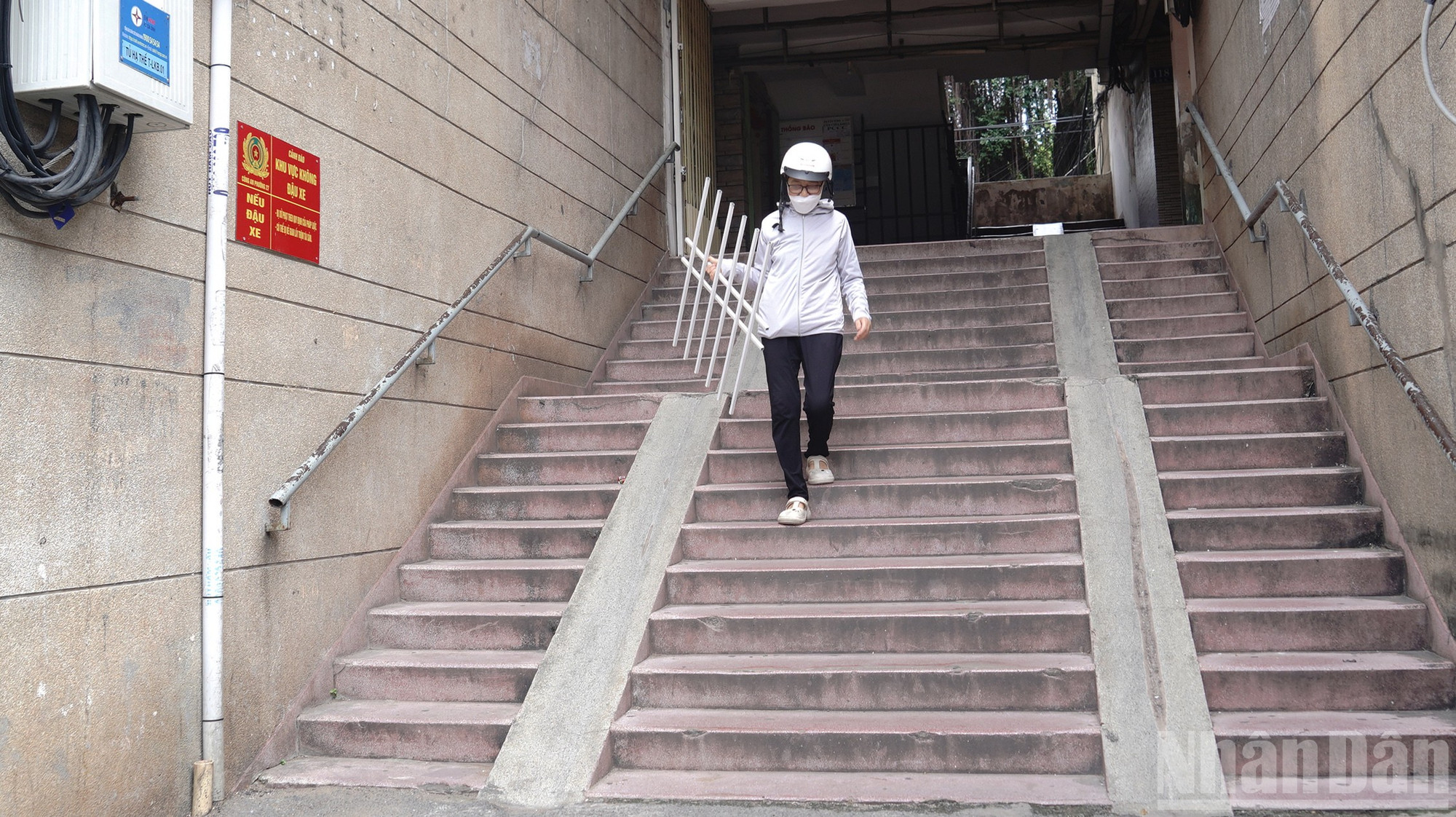 Theo Công an Thành phố Hồ Chí Minh, việc tháo dỡ “chuồng cọp” là hành động tuân thủ quy định pháp luật, mà còn là trách nhiệm của mỗi người dân trong việc bảo vệ tính mạng bản thân và cộng đồng trước nguy cơ cháy, nổ. ndo_br_8.jpg