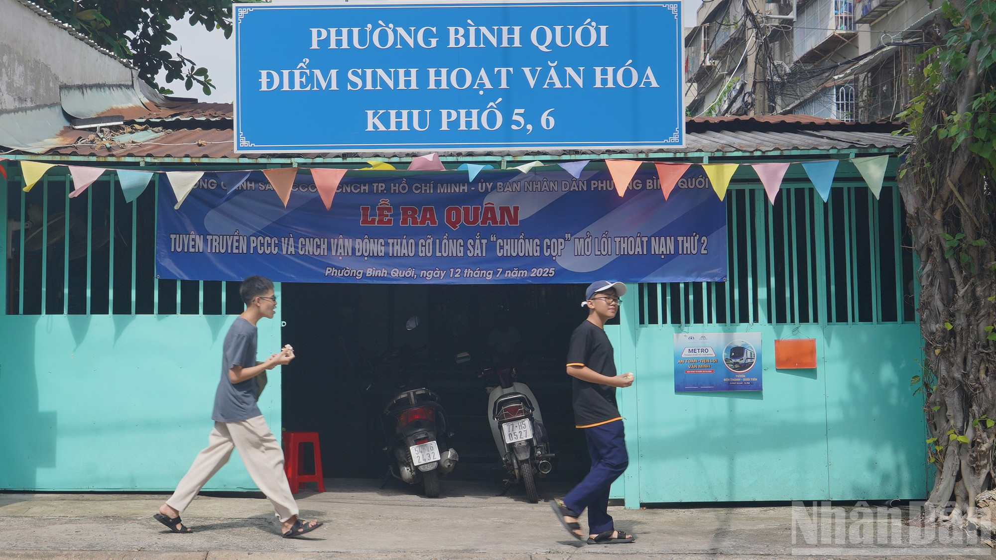 Ủy ban nhân dân phường Bình Quới kết hợp việc treo băng rôn để tuyên truyền về công tác phòng cháy, chữa cháy và cứu nạn, cứu hộ. ndo_br_14.jpg