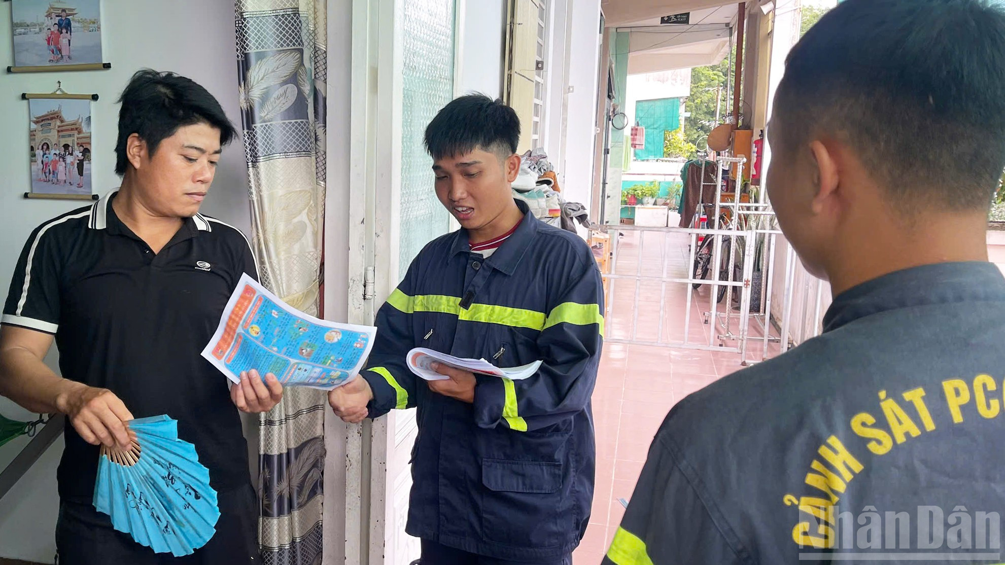 Công tác tuyên truyền về công tác phòng cháy, chữa cháy và cứu nạn, cứu hộ vận động tháo gỡ lồng sắt,"chuồng cọp", mở lối thoát nạn thứ hai trên địa bàn Thành phố Hồ Chí Minh . ndo_br_11.jpg
