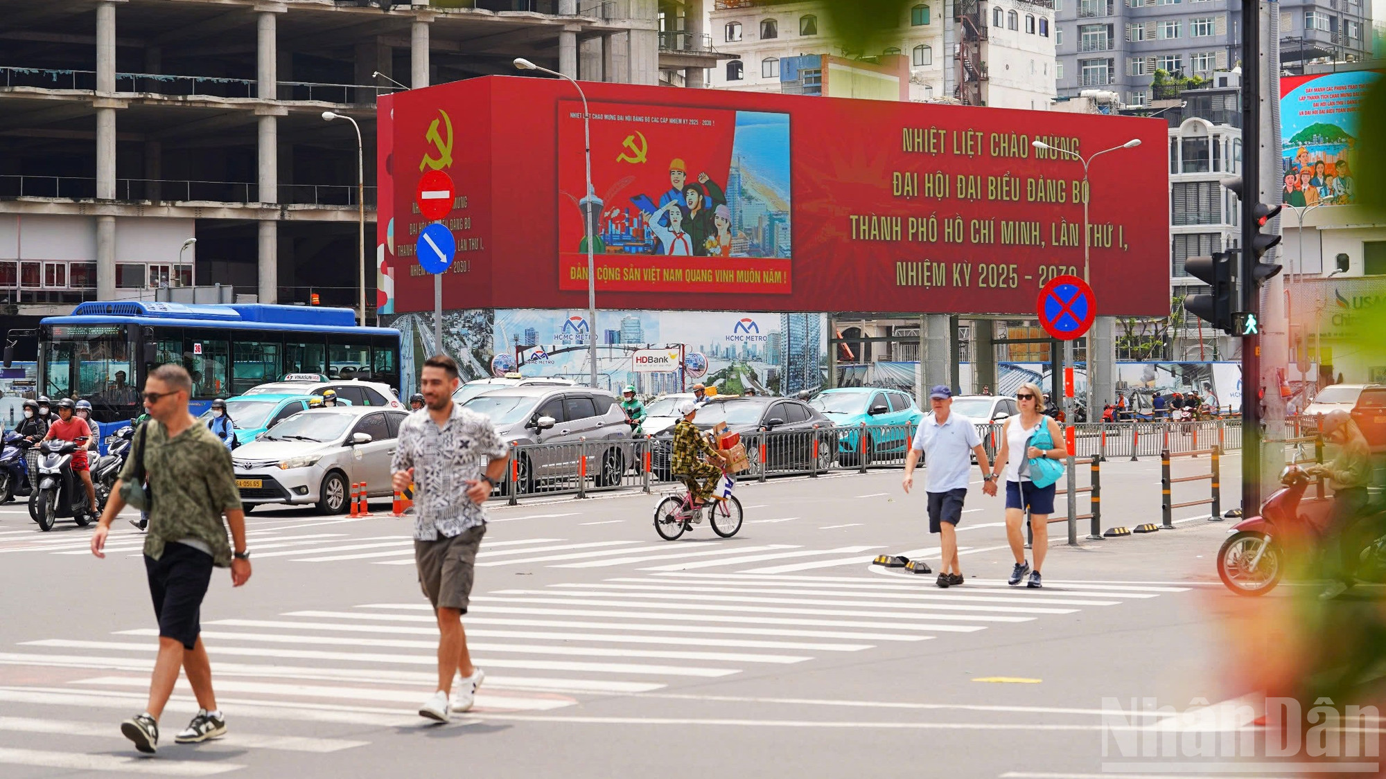 ホーチミン市のあらゆる街路では、2025年から2030年までの任期の第1回市党大会を歓迎する国旗やシンボル、スローガンが明るくはためき、信頼と期待に満ちた楽しい雰囲気が醸し出されていました。 ndo_br_09.jpg