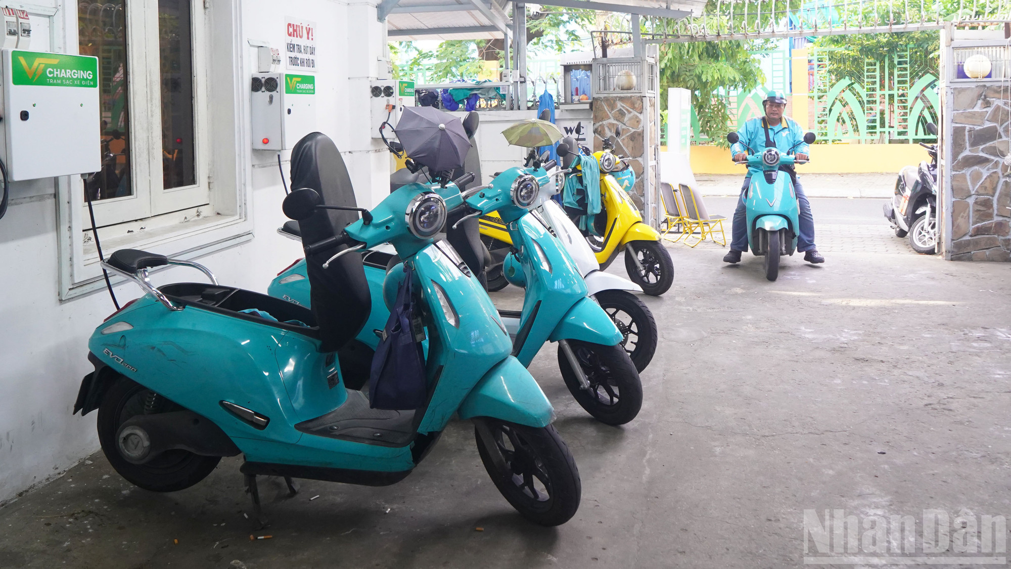 Mô hình quán cà-phê kết hợp trạm sạc xe điện nở rộ tại Thành Hồ Chí Minh thời gian gần đây.