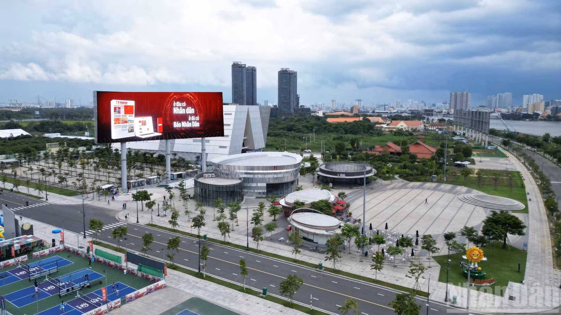 Sau gần 30 năm quy hoạch, từ vùng đất hoang ven sông, Thủ Thiêm nay khoác áo mới với công viên, trung tâm văn hóa... nối nhịp sống Quận 1.