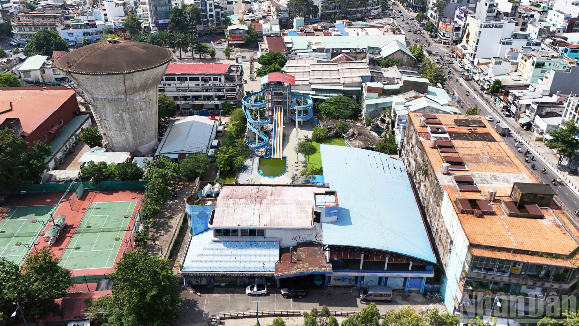 Công viên nước Đại Thế Giới được khai thác vào năm 1999, có diện tích khoảng 4.000m², từng được xem là một trong những điểm vui chơi dưới nước hiện đại bậc nhất Thành phố Hồ Chí Minh thời bấy giờ.