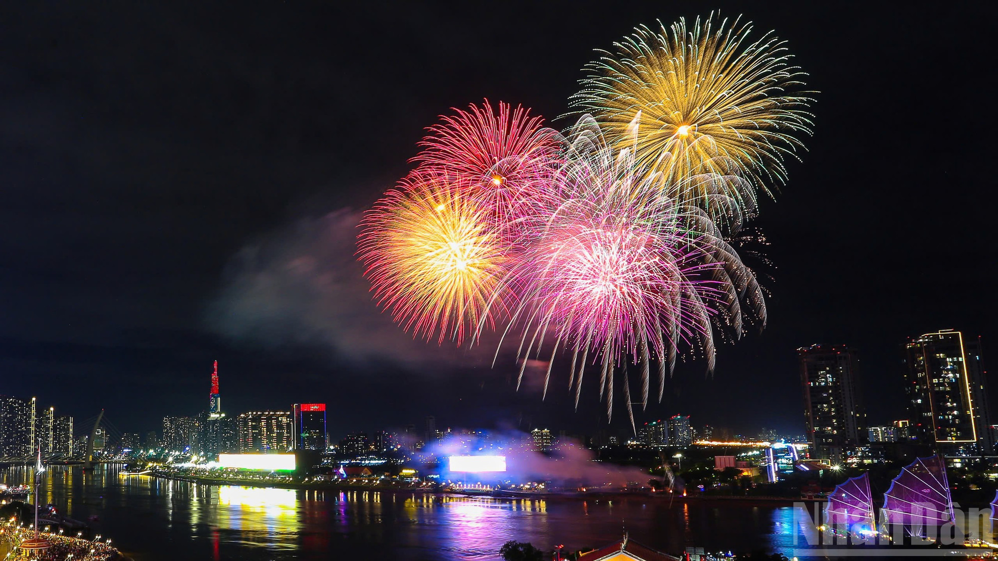 Pháo hoa rực rỡ đã thắp sáng bầu trời Thành phố Hồ Chí Minh đón chào năm mới 2026.