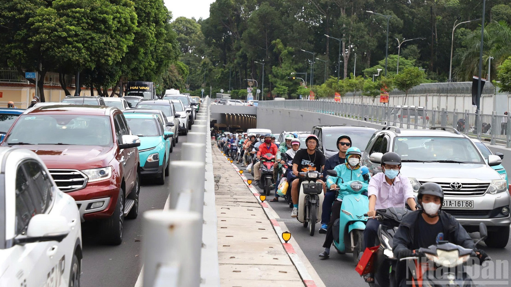 Xe di chuyển hướng về sân bay Tân Sơn Nhất. ndo_br_t11.jpg