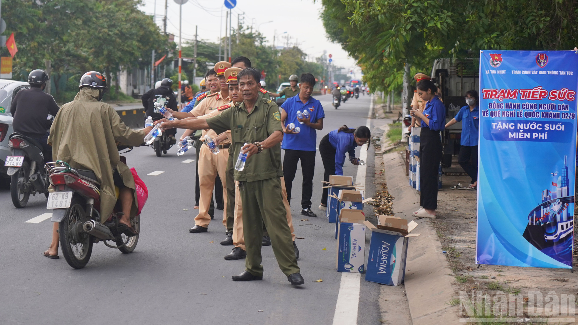 Trước đó, từ 14 giờ ngày 29/8, toàn bộ lực lượng Cảnh sát giao thông Thành phố Hồ Chí Minh (PC08) đã được huy động trực 24/24 tại các giao lộ trọng điểm, nhằm điều tiết giao thông, phòng ngừa ùn tắc và hỗ trợ người dân di chuyển an toàn, thông suốt trong dịp cao điểm lễ 2/9. ndo_br_t4.jpg