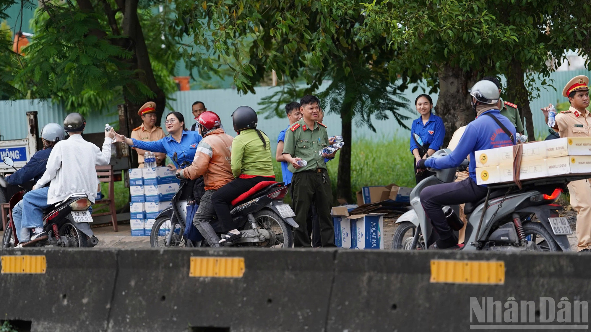 Theo Thượng tá Nguyễn Văn Bình, Thành phố Hồ Chí Minh hiện có hơn 300 điểm nguy cơ ùn tắc. Tại các vị trí này, Cảnh sát giao thông phối hợp công an địa phương, thanh niên xung phong và lực lượng trật tự cơ sở để điều tiết, phân luồng, hạn chế tình trạng ùn ứ kéo dài. đồng thời cấp phát nước miễn phí cho bà con trên đường về quê nghỉ lễ 2/9. ndo_br_t3.jpg