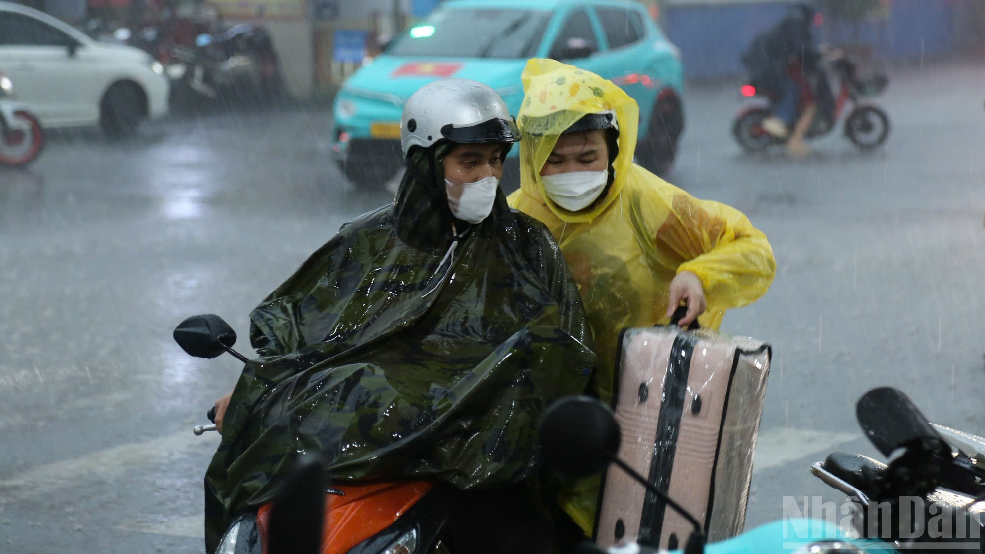Đến 17giờ cùng ngày, mưa lớn đổ xuống khắp các phường tại Thành phố Hồ Chí Minh. Thời tiết xấu làm người dân gặp khó khăn khi di chuyển. ndo_br_t7.jpg