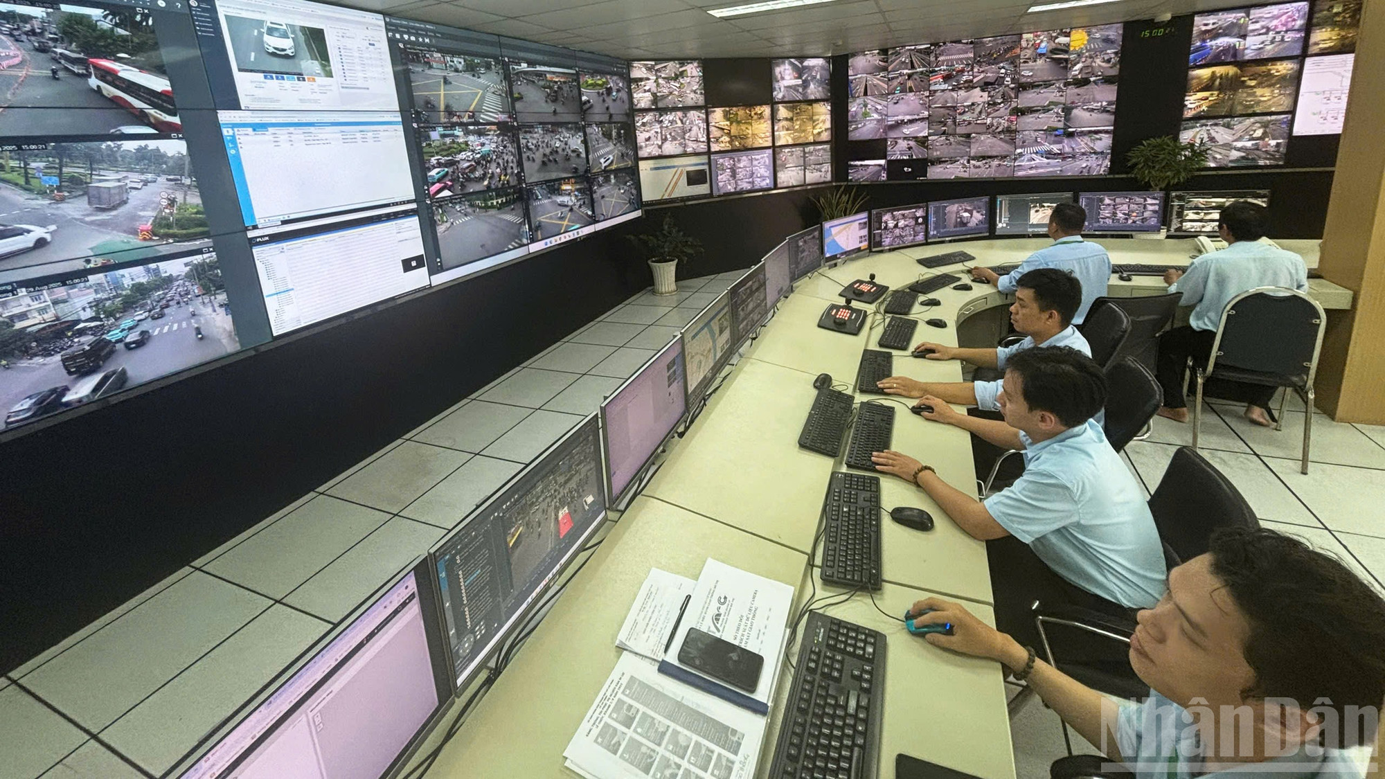 Ngoài hệ thống camera giám sát kết nối trực tiếp với trung tâm, Cảnh sát giao thông Thành phố Hồ Chí Minh. còn triển khai flycam để quan sát giao thông từ trên cao. Nhờ đó, lực lượng chức năng có thể phát hiện nhanh các tình huống phát sinh, kịp thời điều hành và xử lý hiệu quả hơn trong cao điểm lễ 2/9. ndo_br_t12.jpg