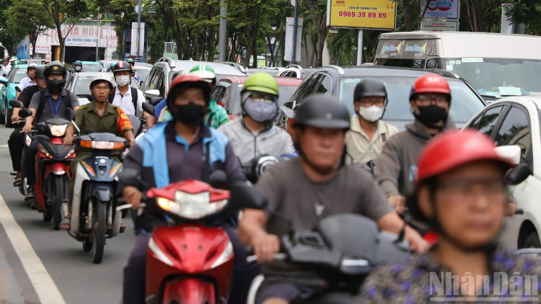 Xe di chuyển trên đường Trường Sơn. ndo_br_ts-1.jpg