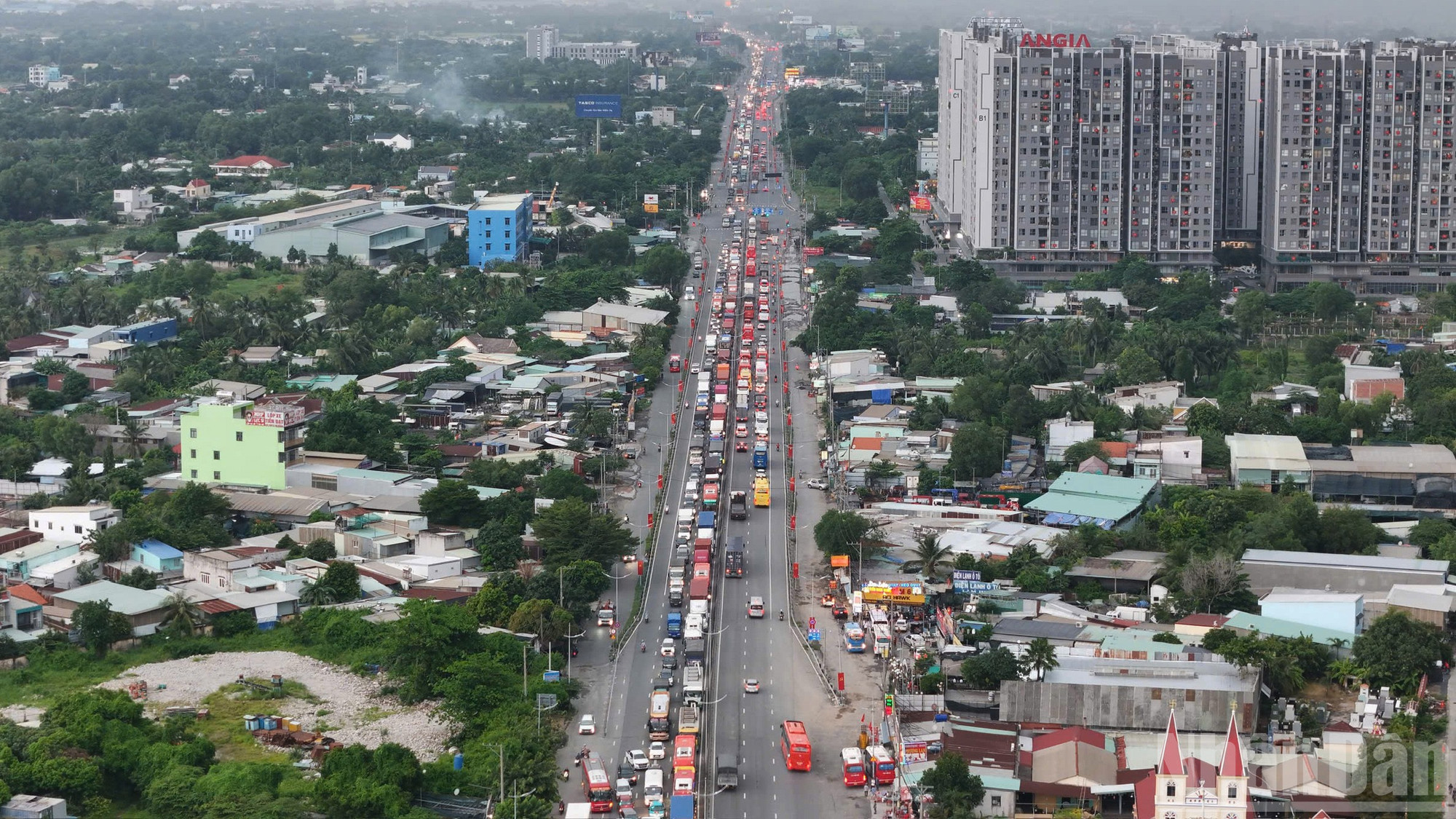 Tại cửa ngõ miền tây, giao thông ùn ứ. ndo_br_t9.jpg