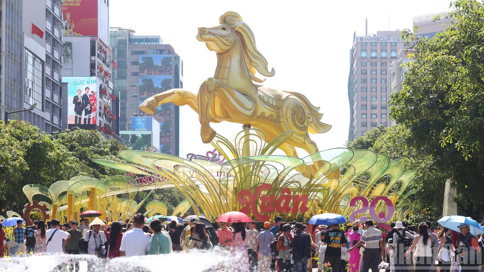 Rất đông người dân đã đổ về tham quan đường hoa Nguyễn Huệ.