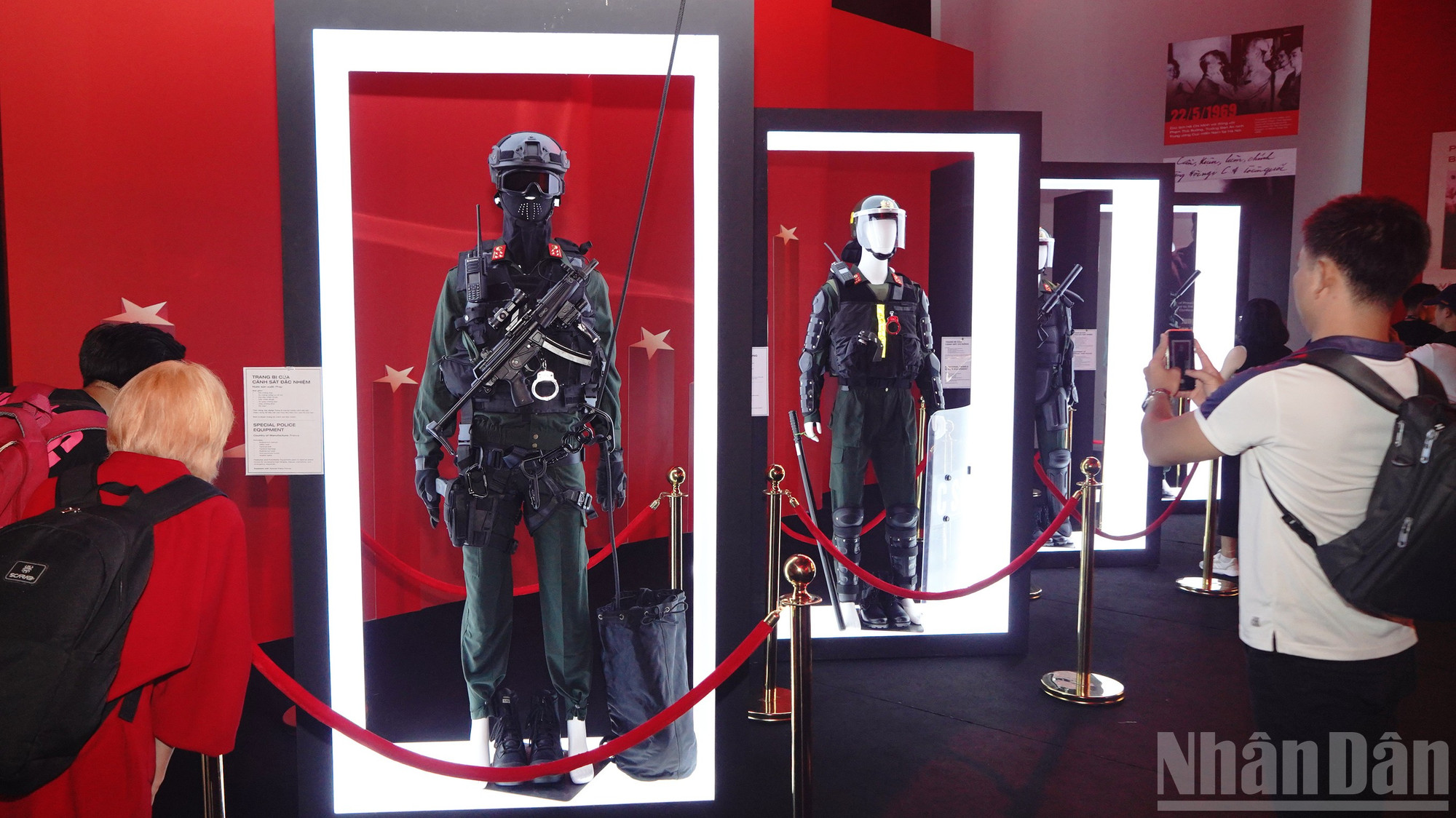 ホーチミン市でのイベントでは、オープンスペースを利用して、人民公安部隊の遺物を展示する展示会など、さまざまなアクティビティが行われました。 ndo_br_16.jpg