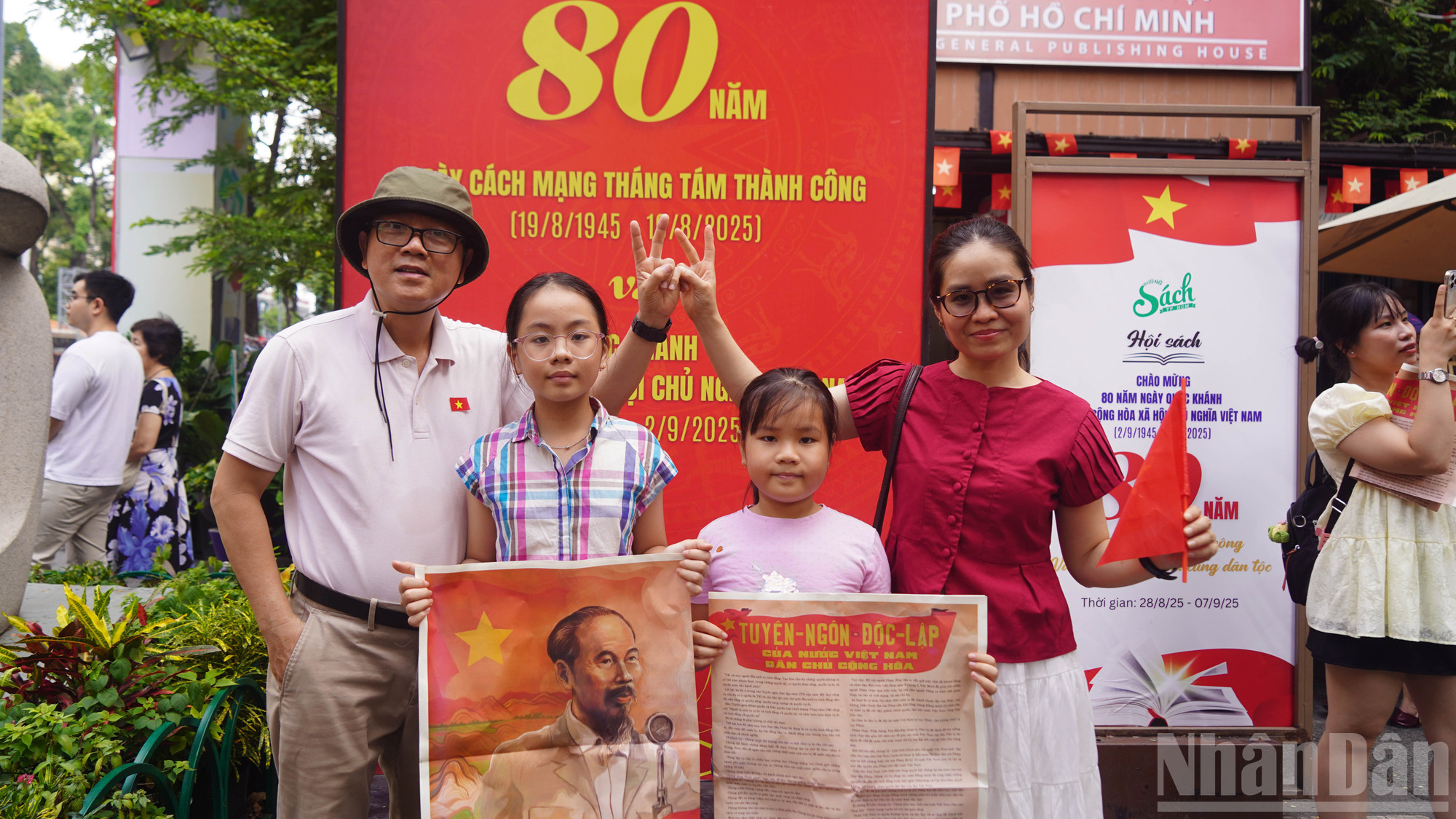 Không gian văn hóa tại đường sách Nguyễn Bình lung linh sắc màu mừng 80 năm Quốc khánh nước Cộng hòa xã hội chủ nghĩa Việt Nam. ndo_br_23.jpg