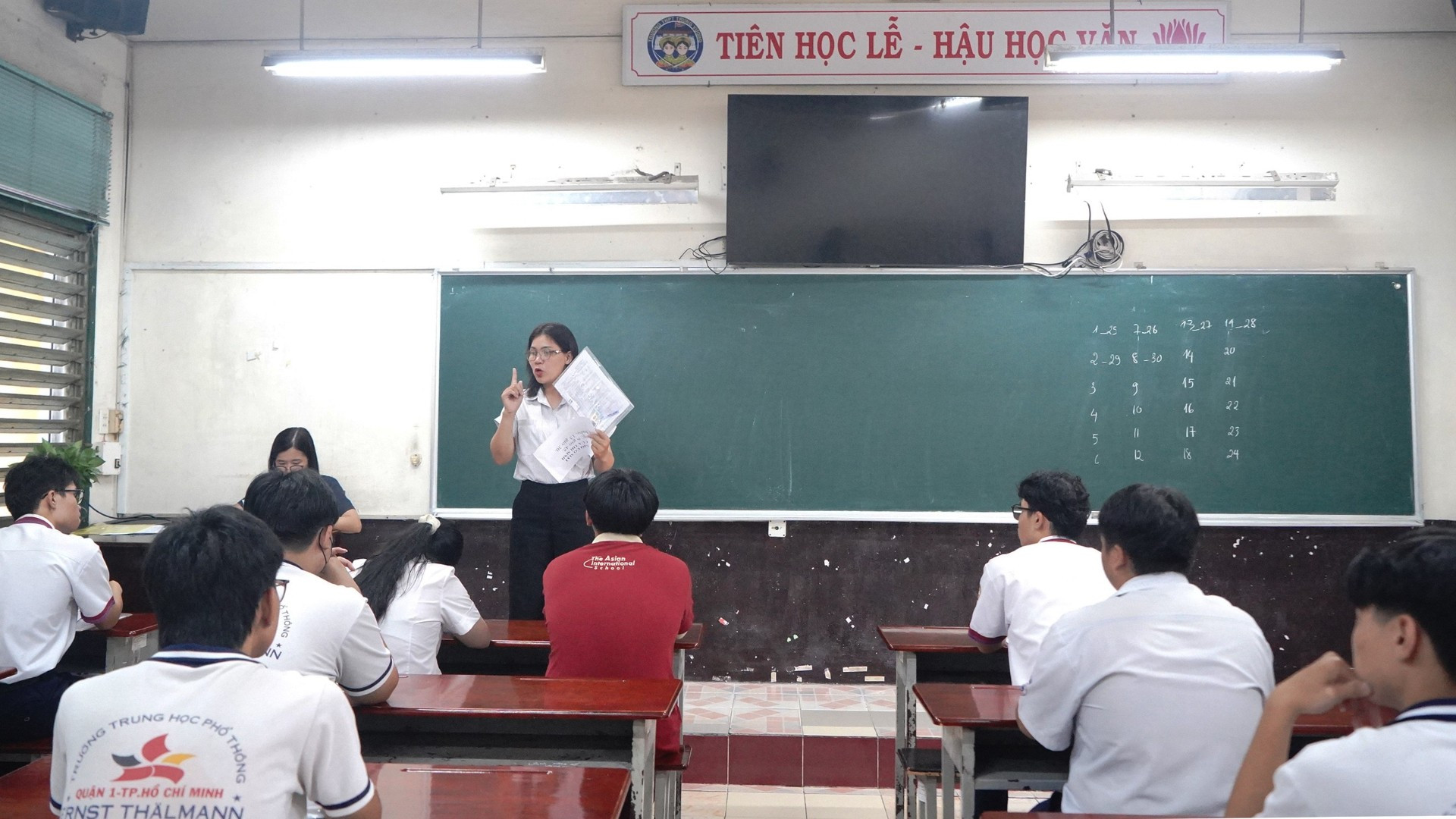 Trong chiều 25/6, các thí sinh đến điểm thi để nghe quy chế thi và kiểm tra lại thông tin trước ngày thi. 07-440.jpg
