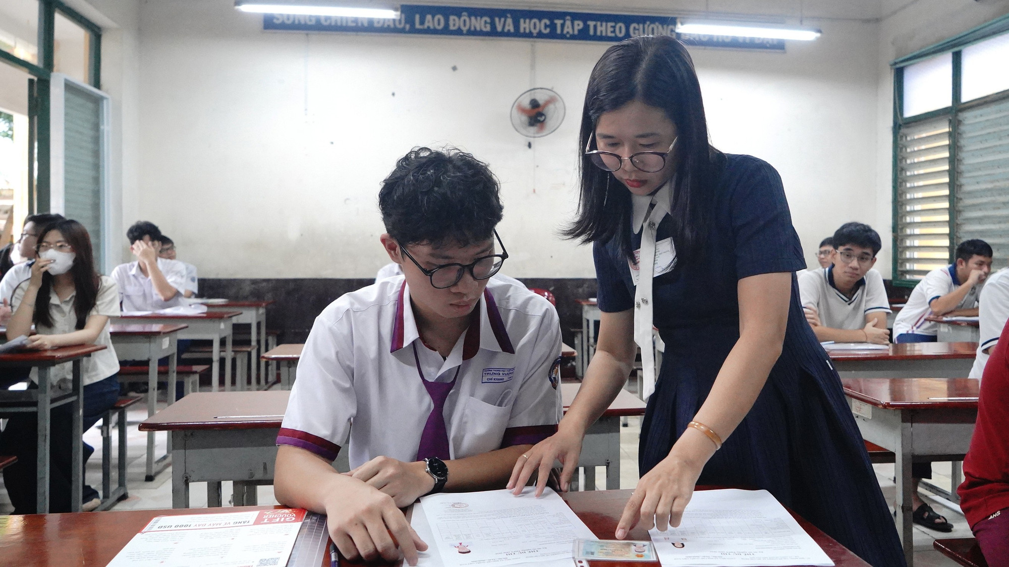 Giám thị kiểm tra lại giấy dự thi của các thí sinh tại phòng thi. 06.jpg