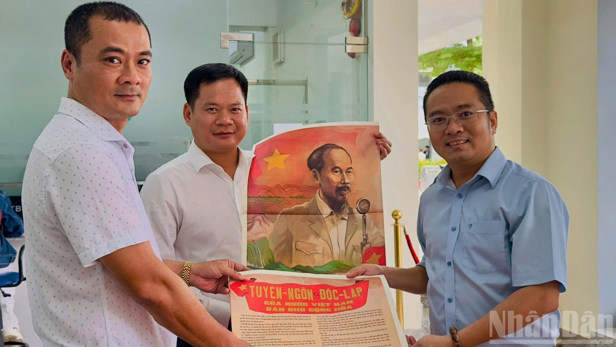 Cán bộ, giảng viên Trường đại học Giao thông vận tải Thành phố Hồ Chí Minh đón nhận phụ san đặc biệt của Báo Nhân Dân nhân dịp Quốc khánh 2/9. ndo_br_13.jpg