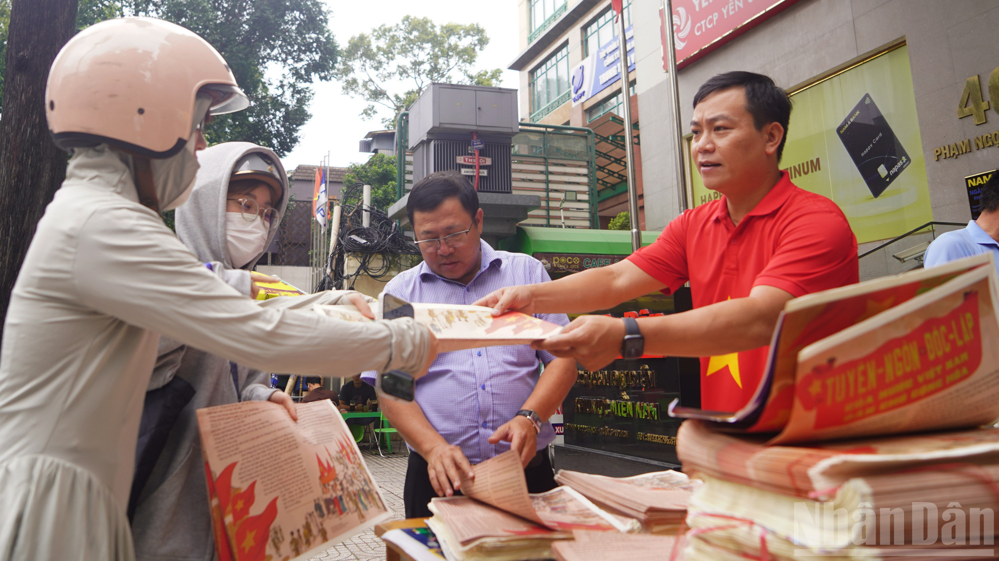 Nhiều sắc đỏ tại quầy không gian tặng phụ san mừng 80 năm Quốc khánh nước Cộng hòa xã hội chủ nghĩa Việt Nam . ndo_br_06.jpg