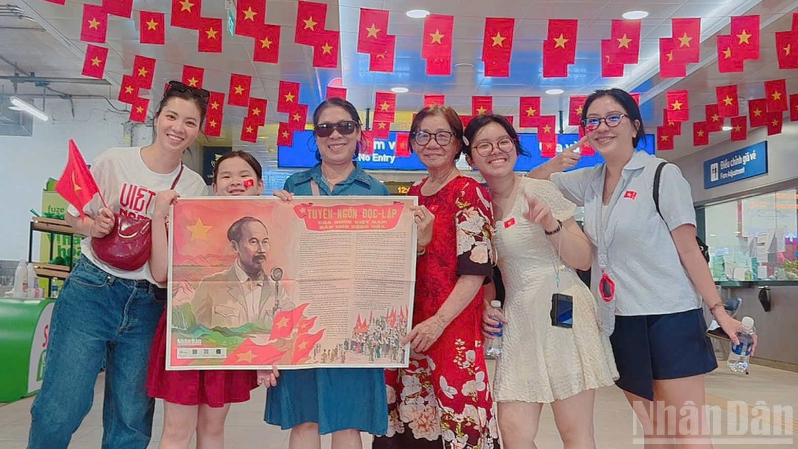 Tại tất cả các nhà ga của HCMC Metro, ấn phẩm được gửi tặng miễn phí đến hành khách như một sự trải nghiệm thú vị cùng lịch sử nhân dịp 80 năm Quốc khánh nước Cộng hòa xã hội chủ nghĩa Việt Nam. ndo_br_16.jpg