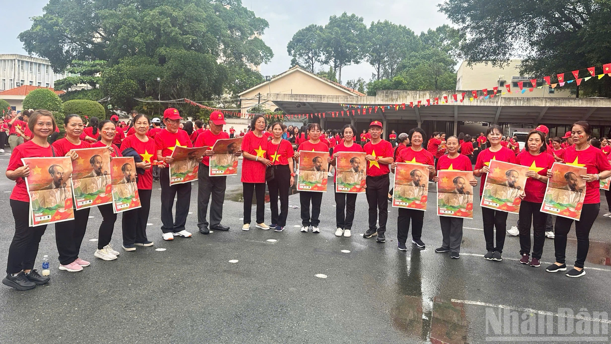 Nhân dân phường Bình Thạnh rực rỡ sắc màu cùng phụ san Báo Nhân Dân. ndo_br_17.jpg