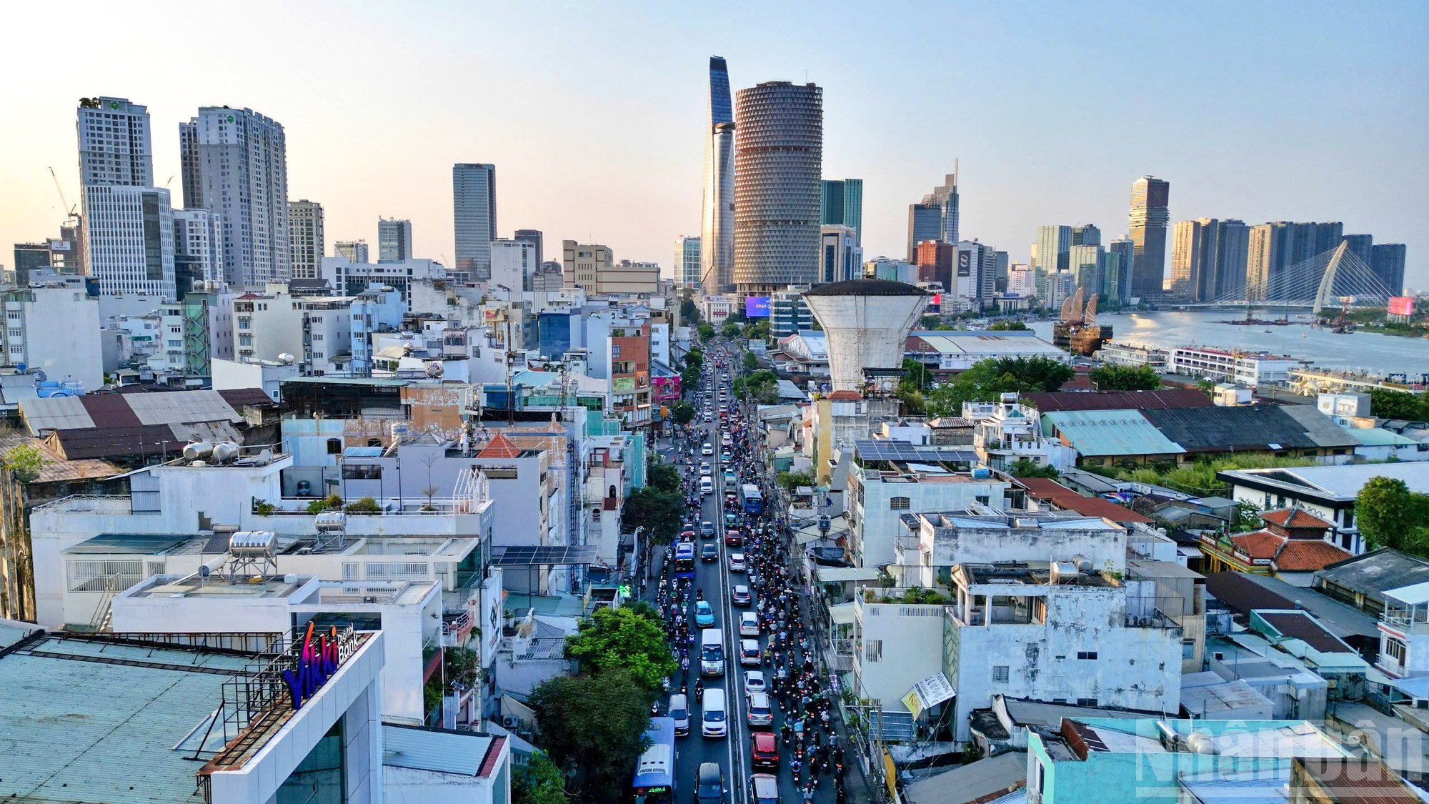 Tuyến đường Nguyễn Tất Thành, một trong những trục giao thông huyết mạch kết nối trung tâm thành phố với khu nam.